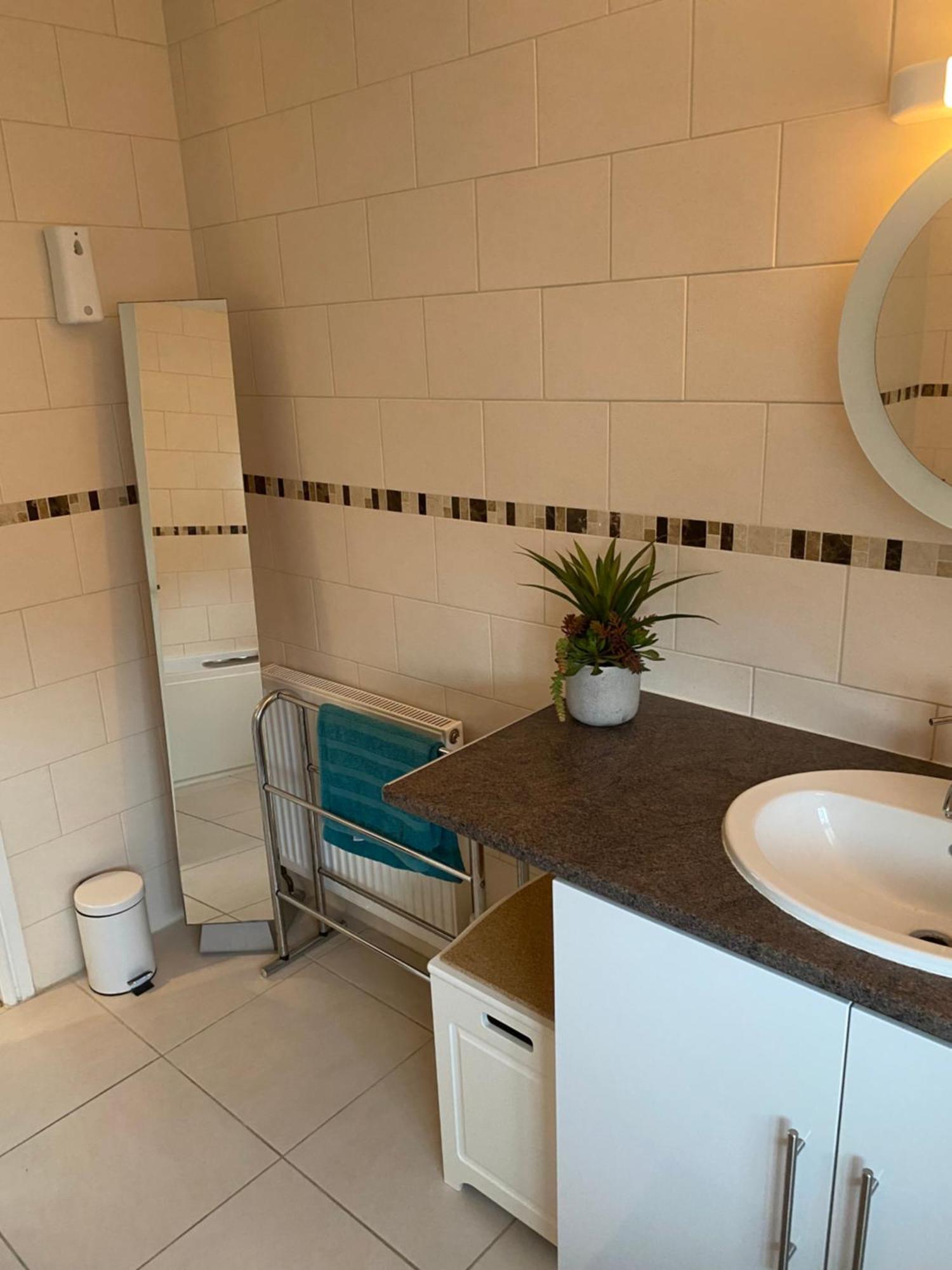 Beautiful Private Room With Kingsize Bed And Large Private En-Suite Peterborough Exteriör bild